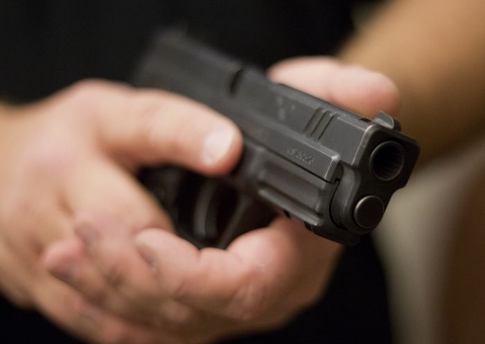 Астраханец размахивал пистолетом в магазине средь бела дня