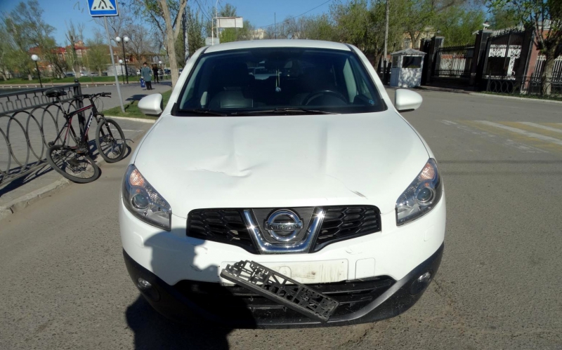 В центре Астрахани автомобиль сбил велосипедиста