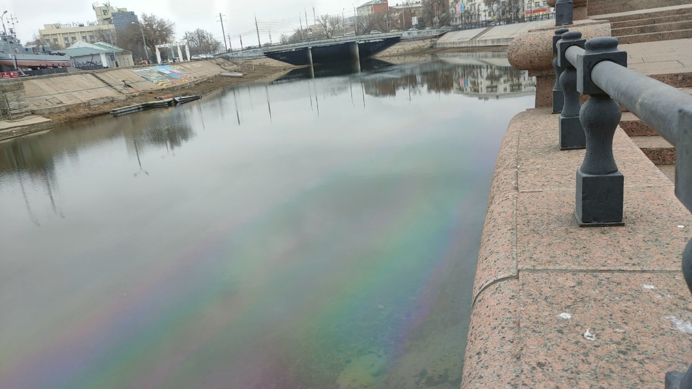 У центрального ЗАГСа на Волге образовалось нефтяное пятно 