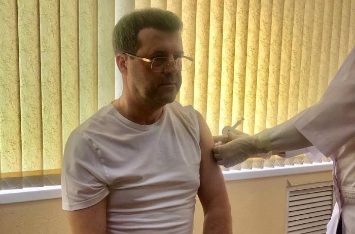 Алексей Спирин вместе с коллективом астраханского минздрава привились от коронавируса