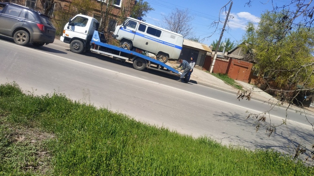 Фото дня: на глазах у астраханцев эвакуаторщик лишается работы