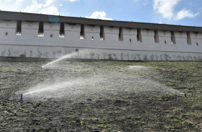 В Астрахани запустили тестовый полив откосов кремля