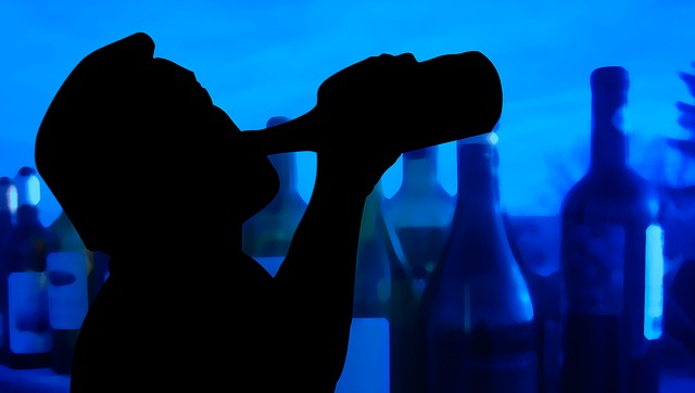 Больше 250 астраханцев отравились алкоголем 