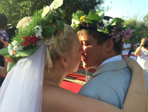 В центре временного размещения беженцев в Астраханской области сыграли сразу четыре свадьбы