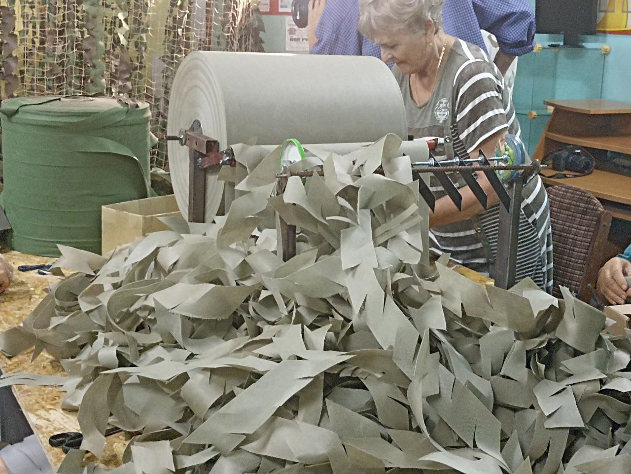 Астраханец придумал аппарат, ускоряющий плетение маскировочных сетей для бойцов СВО