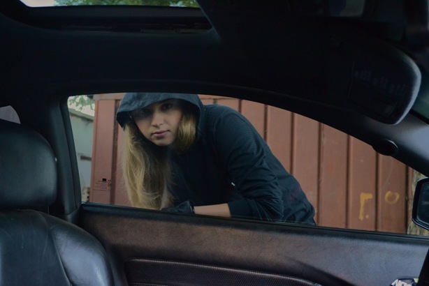 19-летняя астраханка угнала автомобиль у питерца