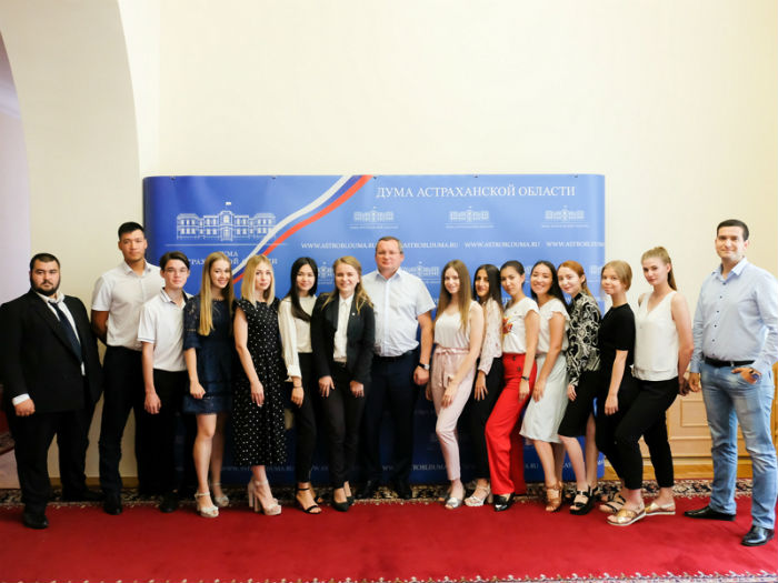 Игорь Мартынов призвал молодежь активнее участвовать в выборах и пригласил пройти стажировку в Думе