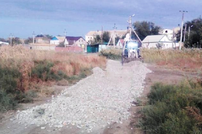 На подсыпку грунтовых дорог Астрахани уже затратили почти 7 тысяч тонн материала