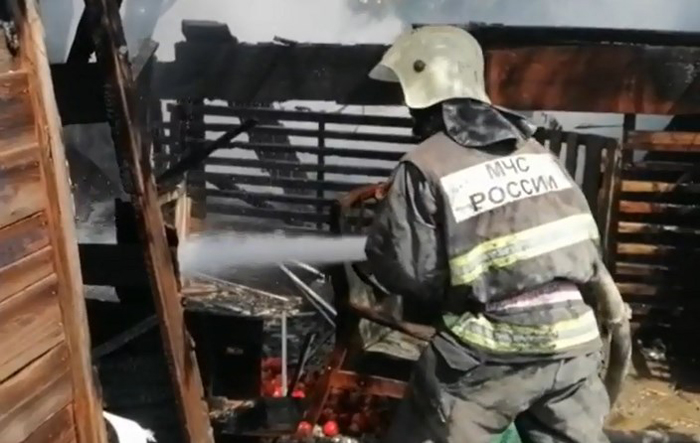 В Астрахани тушат пожар по повышенному рангу