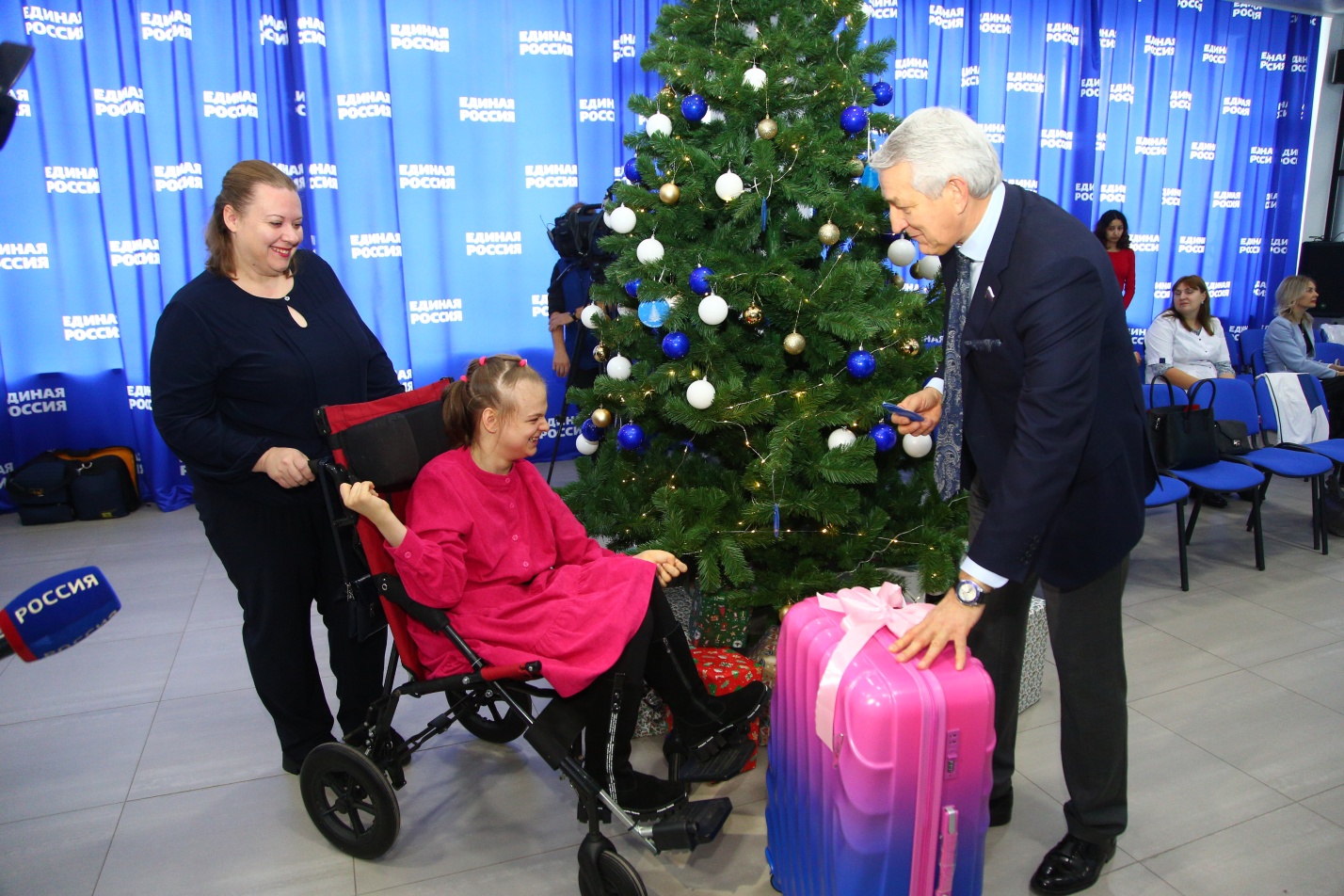 Леонид Огуль принимает участие во всероссийской акции «Елка желаний»