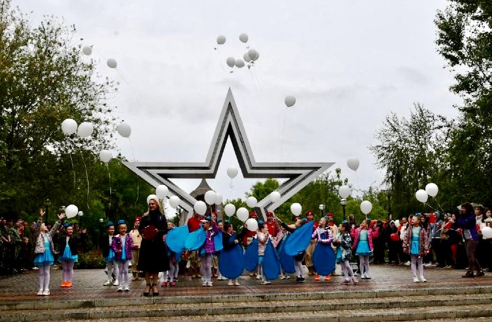 На правобережье Астрахани возложили венки к мемориальному комплексу и  провели «Георгиевский парад»