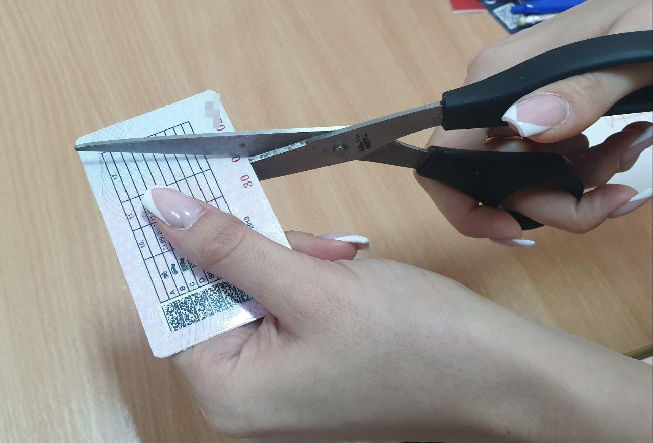 Астраханца с опасной привычкой лишили водительских прав