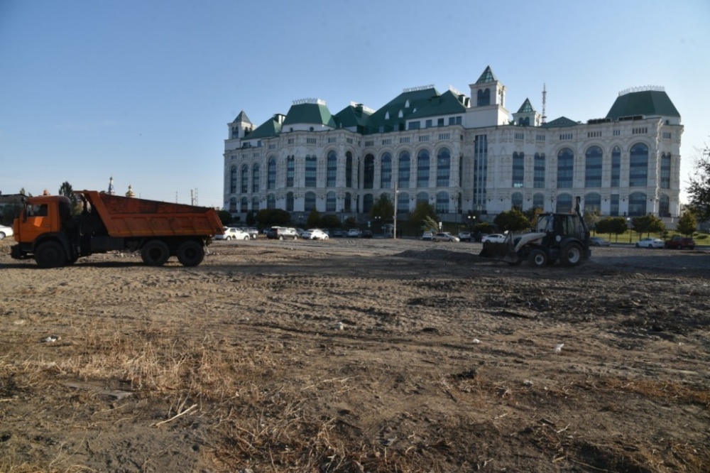 На пепелище возле Астраханской оперы трамбуют мега-парковку на 8000 квадратов
