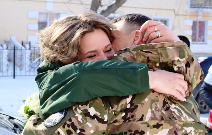 В Знаменске раненый боец СВО из Саратовской области обручился с приехавшей к нему в госпиталь невестой