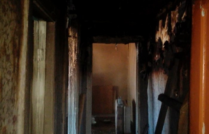 В астраханском райцентре подожгли квартиру в двухэтажном доме