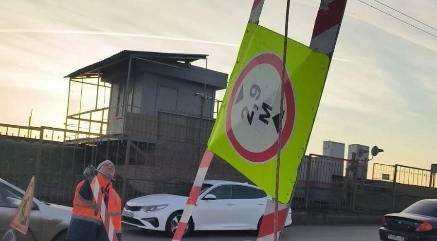 Ограничительную рамку на астраханском мосту вновь снесли