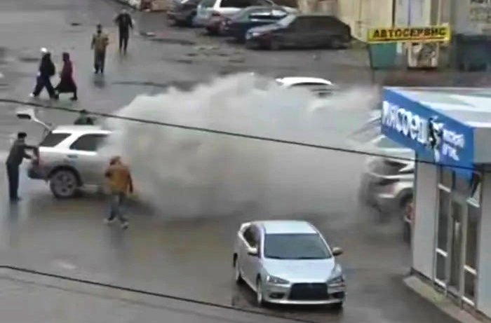 В Астрахани на парковке возле ТЦ сгорело легковое авто