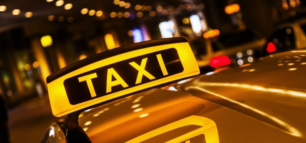 В Астрахани таксист, скучая в ожидании клиентов, разворовывал грузовики