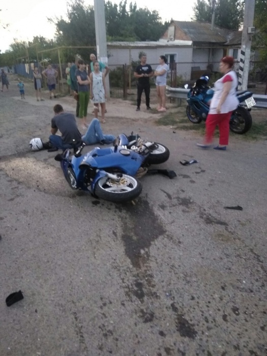 Под Астраханью мотоциклист на полном ходу врезался в ВАЗ