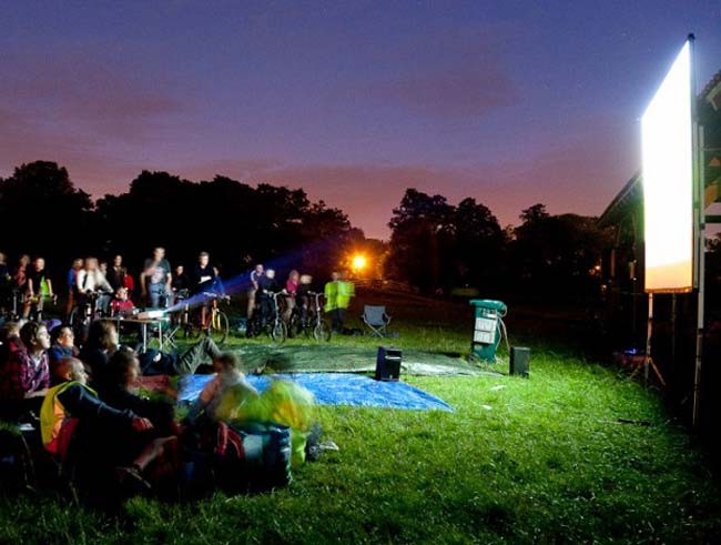 Астраханцев приглашают смотреть мультфильмы на траве под открытым небом