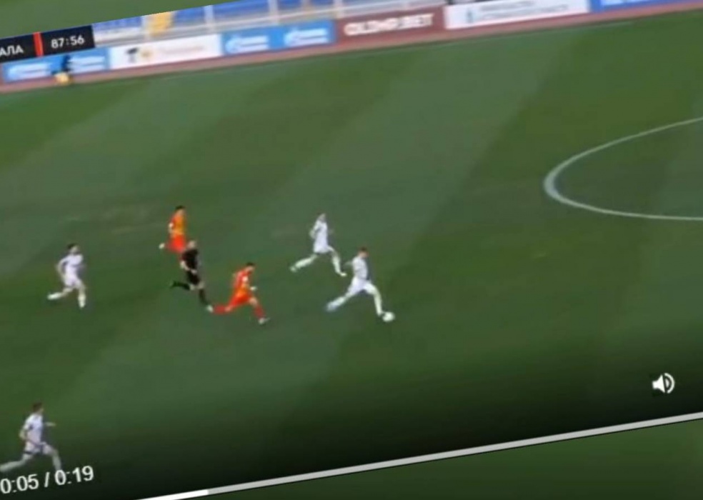 Игрок Волгаря забил нереальный гол со своей половины поля: видео