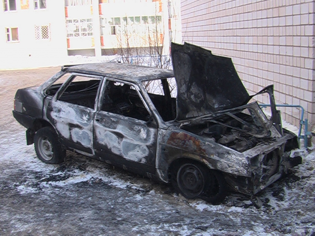 Перемкнуло: в Астраханской области горят автомобили