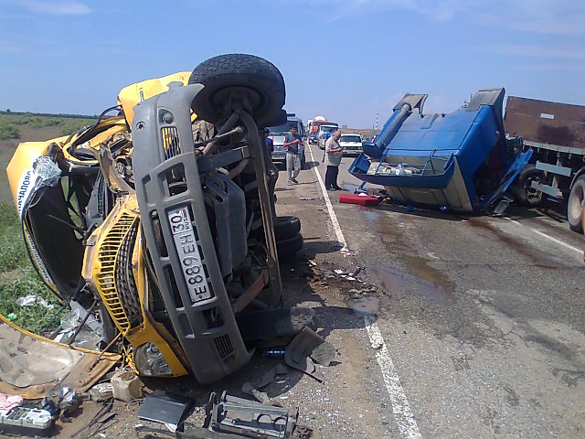 Под Астраханью столкнулись маршрутка и грузовик