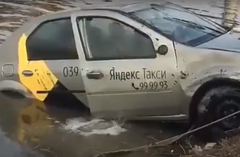 Под Астраханью таксист по пьяни забыл поставить машину на стояночный тормоз, и она укатилась в воду