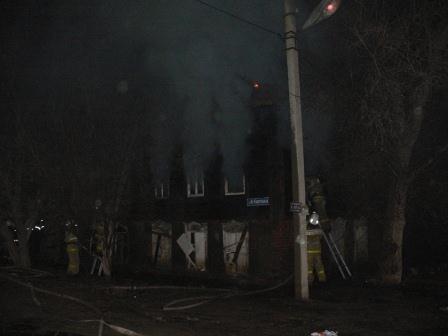 Ночью в Астрахани сгорело два заброшенных дома