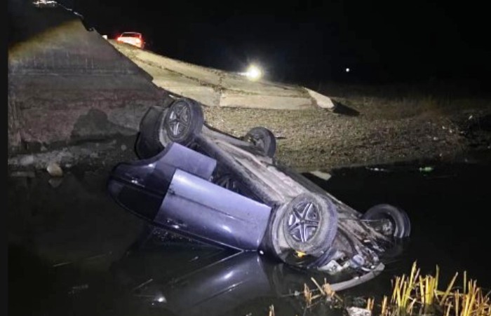 Под Астраханью «Шевроле» опрокинулся с моста в ерик. Две девушки пострадали