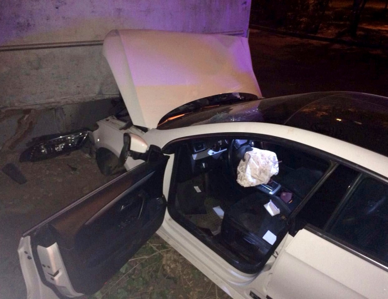Астраханцы, ехавшие из клуба, врезались в гараж, уходя от полиции