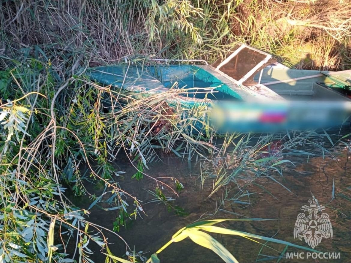 В Астраханской области судно врезалось в берег: есть пострадавшие