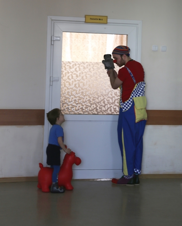 В астраханской детской больнице детей лечат клоуны