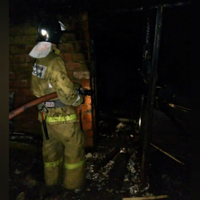 Утром в астраханском поселке сгорел дом вместе с мужчиной