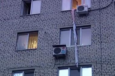 Астраханец, спускавшийся с третьего этажа по связанным простыням, разбился насмерть