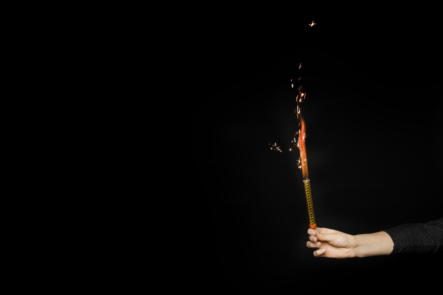 Студентка астраханского вуза устроила фейерверк-шоу возле отделения банка по просьбе мошенников