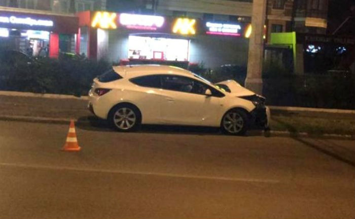 Ночью в центре Астрахани марокканские студенты разбили машину о бетонный столб