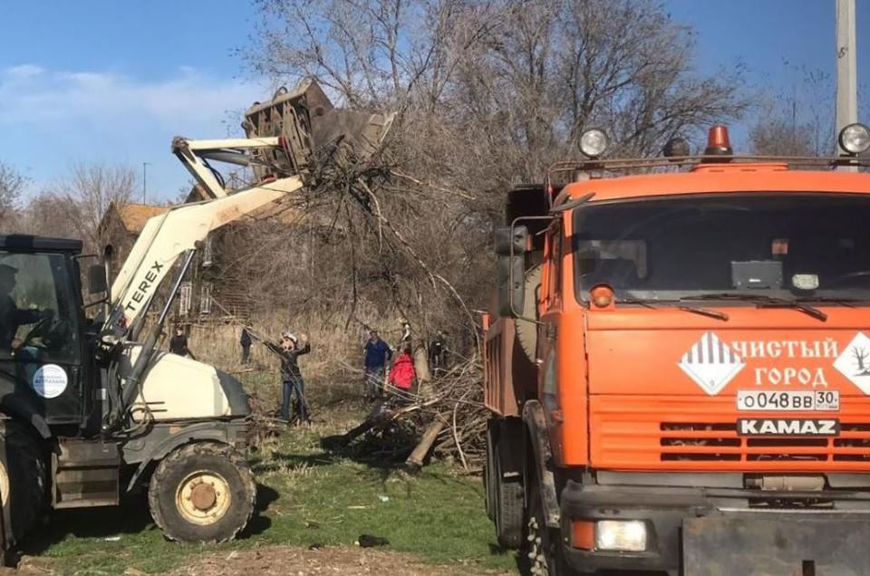 Мусор в 3-м Интернационале Астрахани объединил жителей и главу администрации