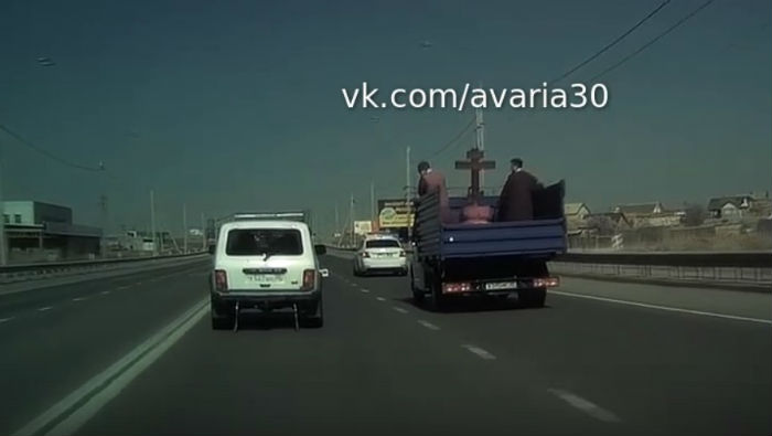 Астраханские улицы окропили святой водой от коронавируса