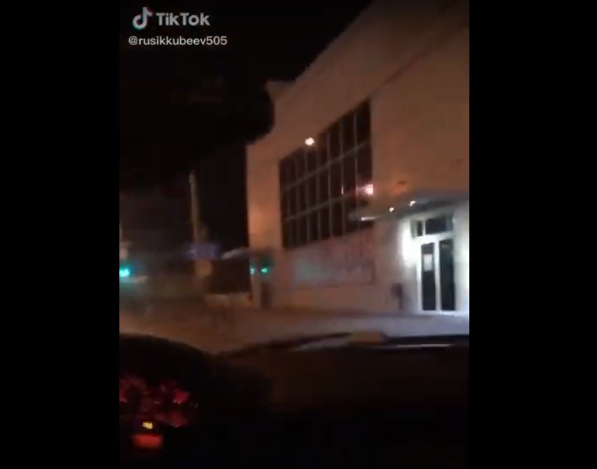 В Астрахани тиктокер врезался на машине в даировскую кофейню: видео