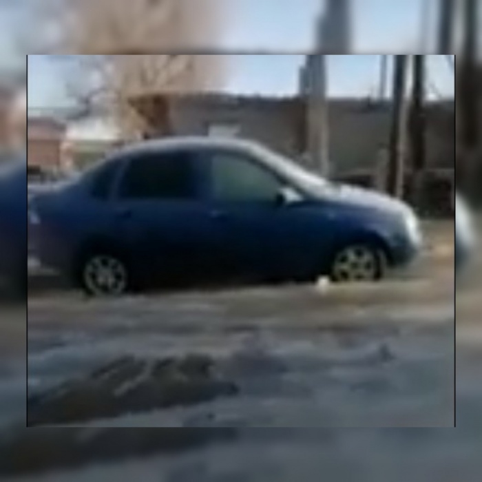 На одной из улиц Астрахани машина намертво примерзла к земле: видео