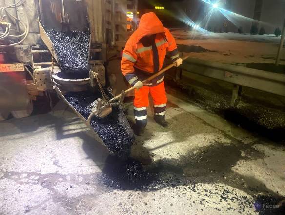 Ночью на Старом мосту в Астрахани латали ямы