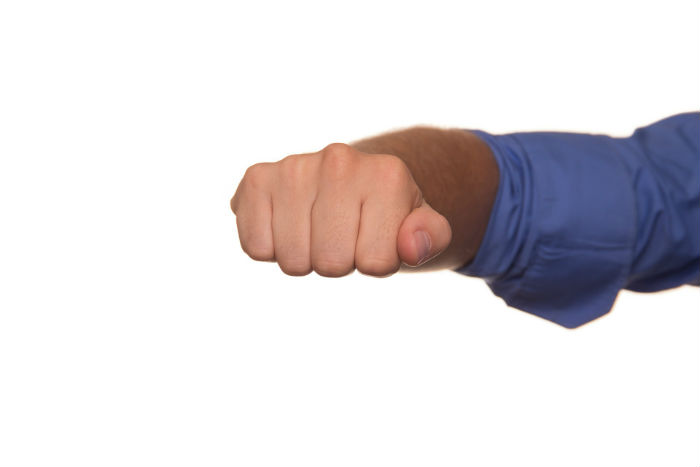 Астраханцу сломали руку из-за телефона