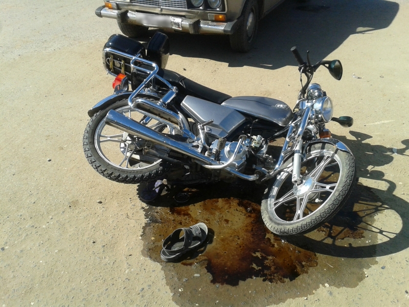 В Астраханской области столкнулись легковушка и скутер: пострадало два человека