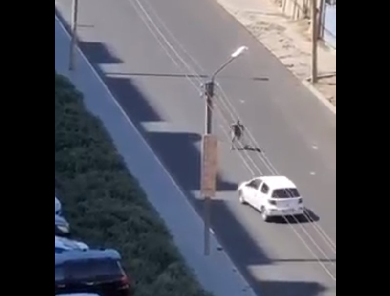 Неадекватный астраханец в одних трусах бросался под колеса автомобилей: видео