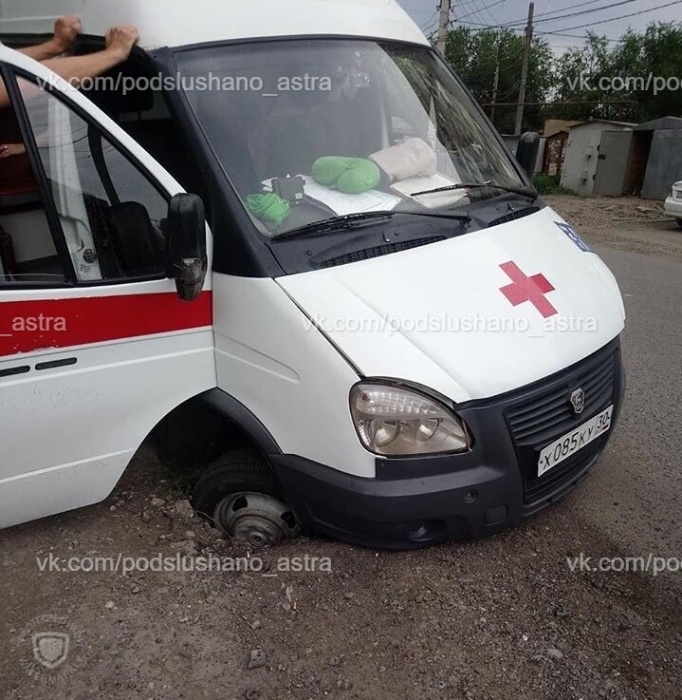 В Астрахани скорая помощь провалилась в открытый люк