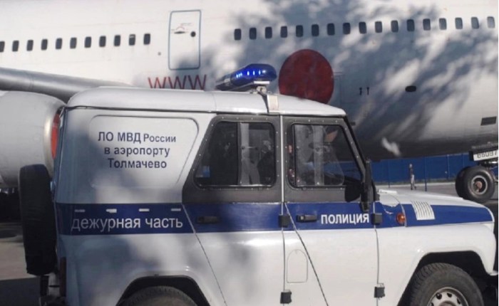 В Новосибирске сняли с самолета астраханца за курение на борту