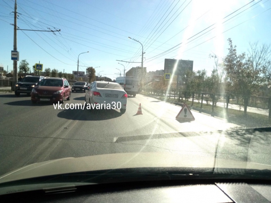 В Астрахани водитель маршрутки создал пробку, чтобы помочь упавшему на переходе школьнику