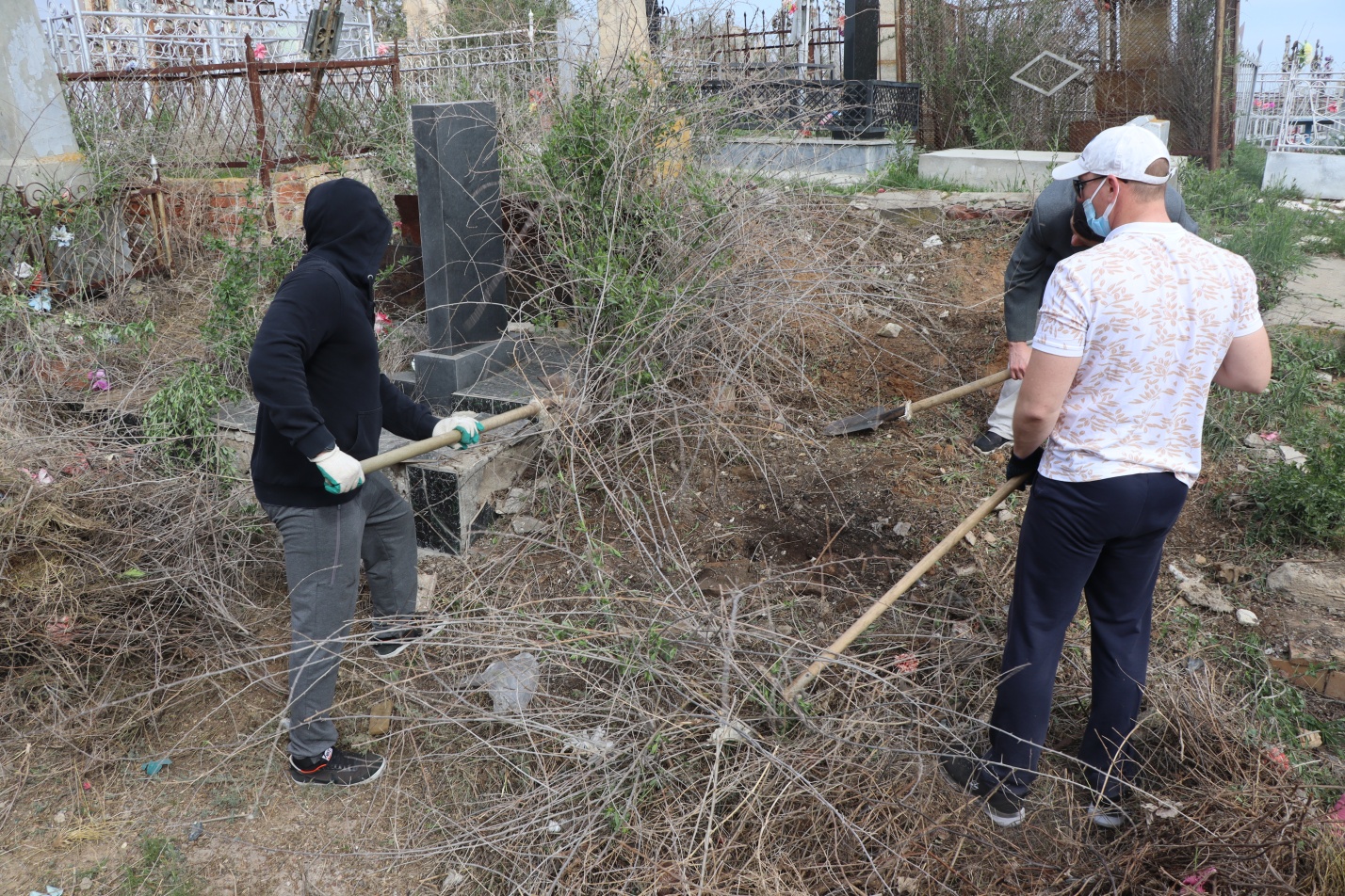 Осужденные к принудительным работам убрались на Старом кладбище в Астрахани