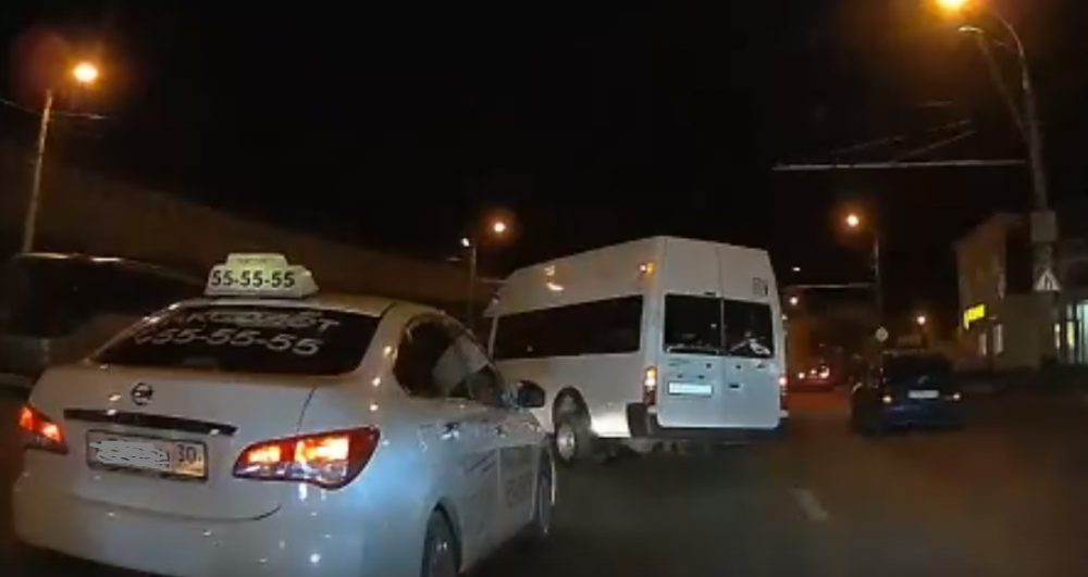 В Астрахани на видео попал водитель маршрутки, которому ПДД не писаны